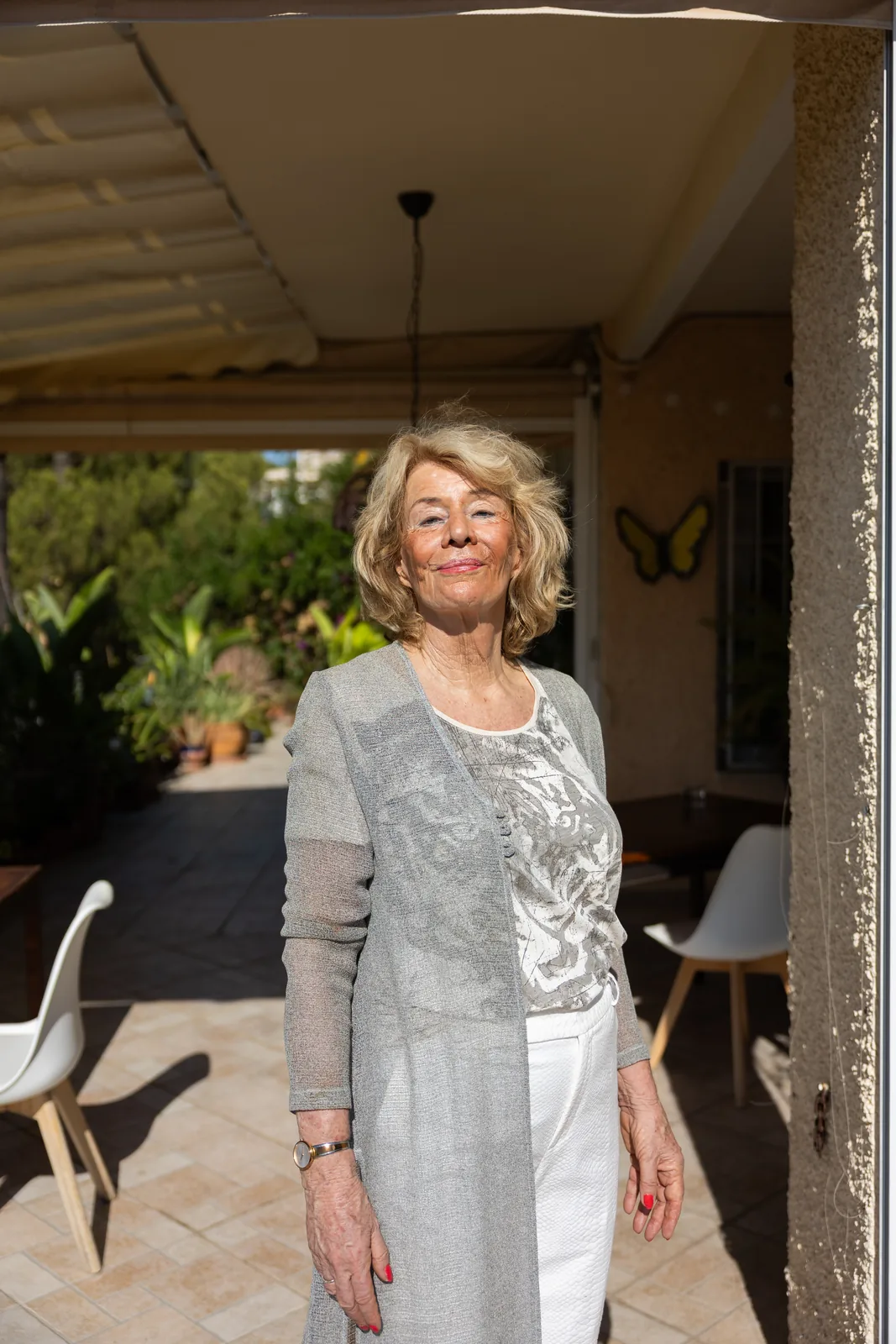 Jessica Larive staat zelfverzekerd op haar terras
