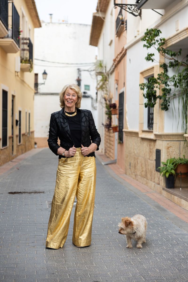 Jessica Larive in een Spaanse straat