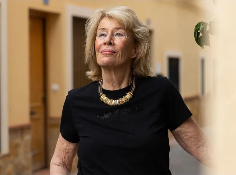Jessica Larive in een overdekte gang