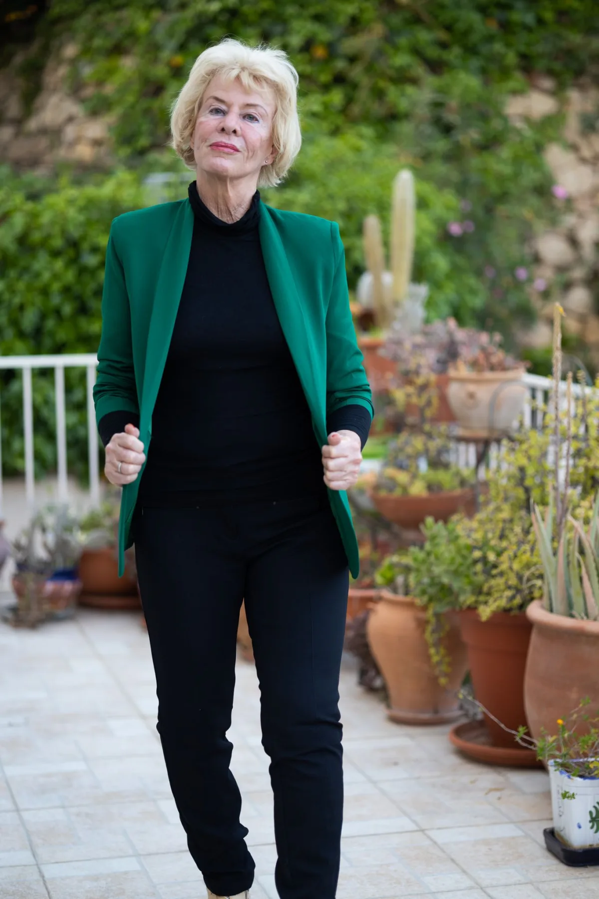 Jessica Larive in een groene blazer op haar terras in Spanje
