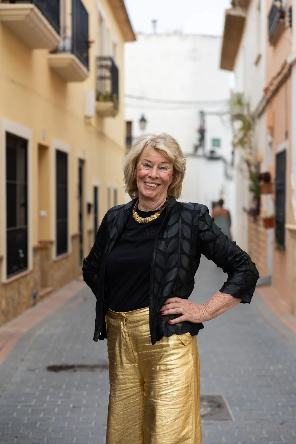 Jessica Larive in een zwarte leren jas, hand in de zij