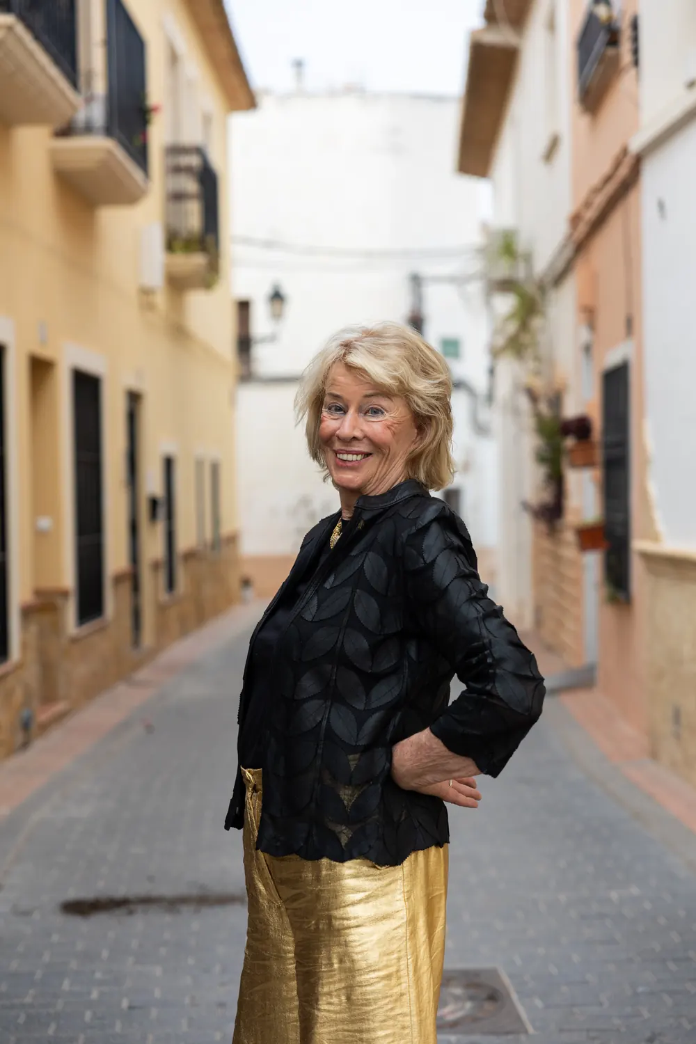 Jessica Larive in een zwarte leren jas