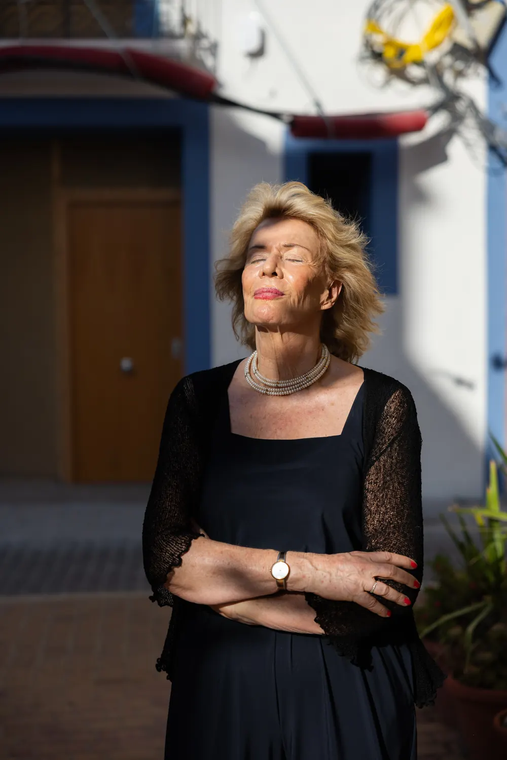 Jessica Larive met gesloten ogen in de zon