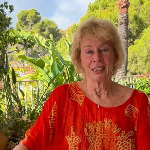 Jessica Larive aan tafel op haar terras