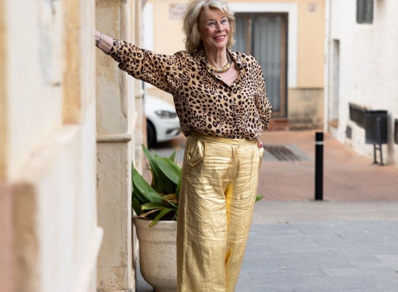 Jessica Larive in een Spaanse straat