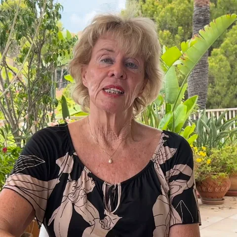 Jessica Larive aan tafel op haar terras