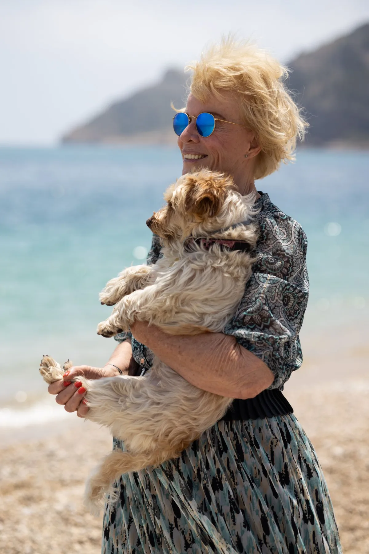 Jessica Larive met Chula aan zee in Spanje