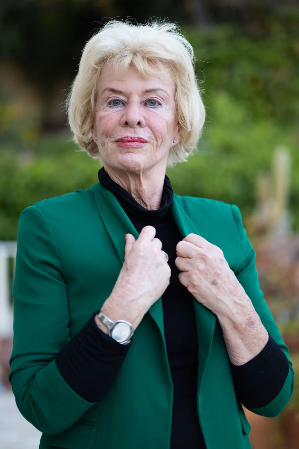 Jessica Larive in een groene blazer in Spanje