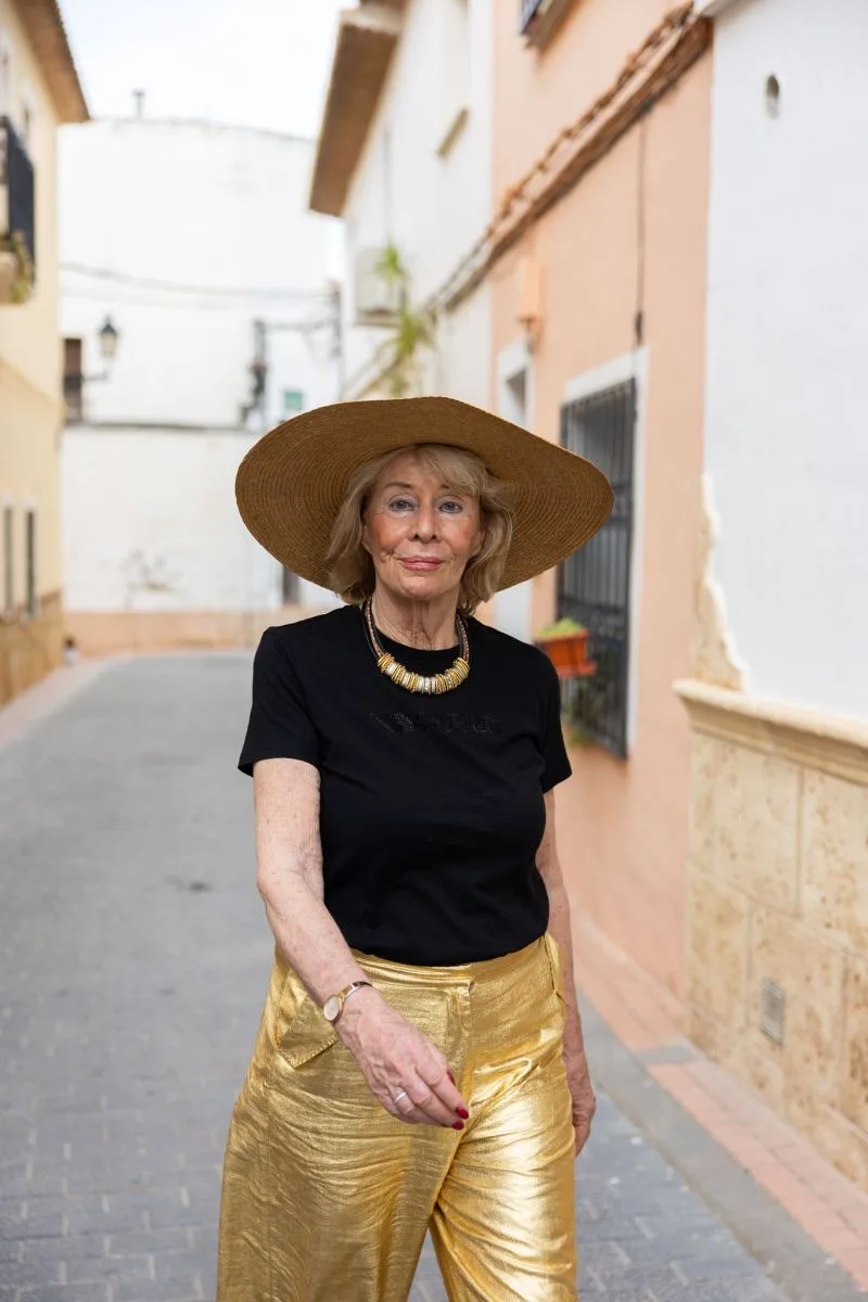 Jessica Larive in een Spaanse straat
