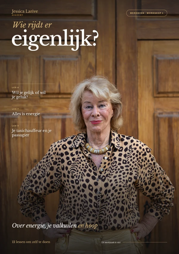Omslag van het werkboek Wie rijdt er eigenlijk?, met Jessica Larive voor een houten deur