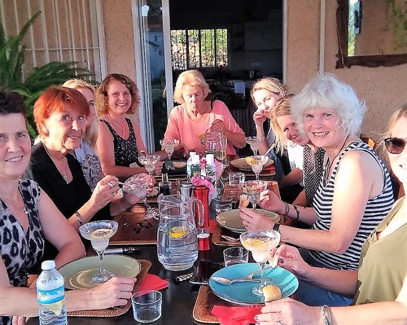 Deelnemers samen aan tafel tijdens het verblijf in Spanje