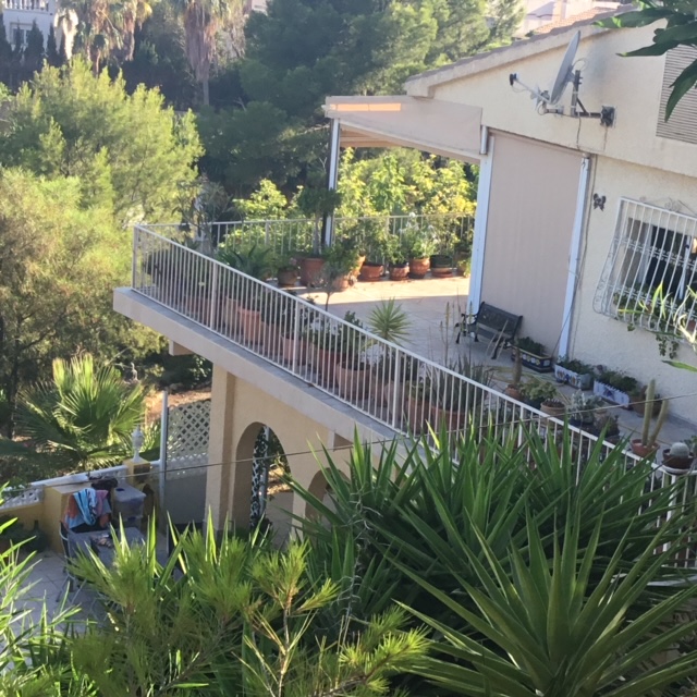 Terras en begroeiing rond het Spaanse landgoed