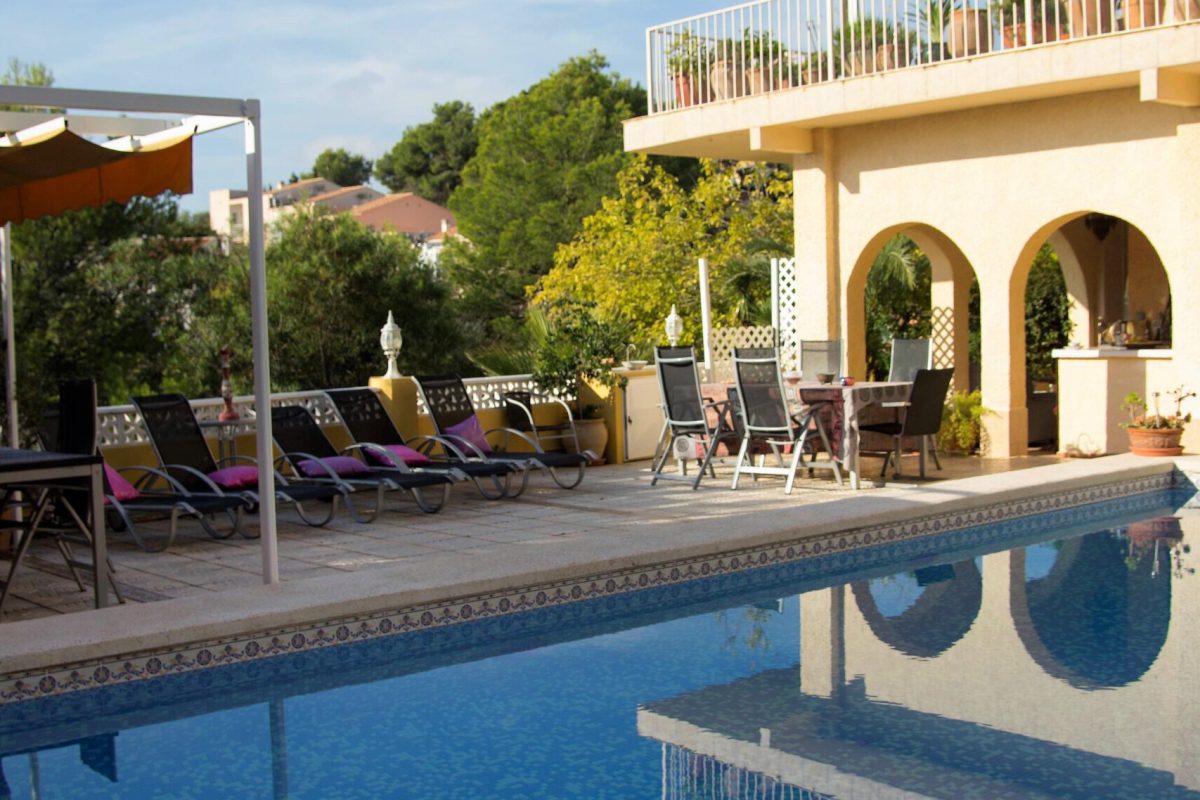 Zwembad en terras van het landgoed aan de Costa Blanca